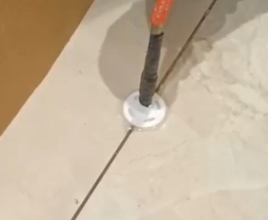 黔东南瓷砖空鼓维修公司专业解答瓷砖在铺贴过程中，如果没有涂抹均匀到位的粘结材料（如水泥砂浆或瓷砖胶），可能会导致以下问题