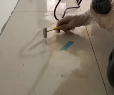 黔东南瓷砖开裂维修公司专业分享瓷砖在铺贴前如果没有沥干水分，将会导致以下问题